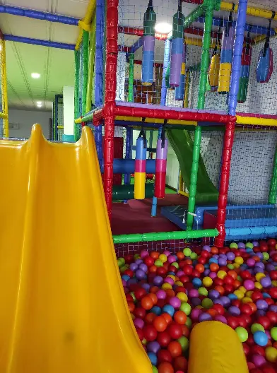 Zona de juego con pelotas