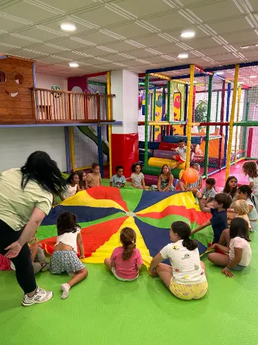 Niño jugando en Compis